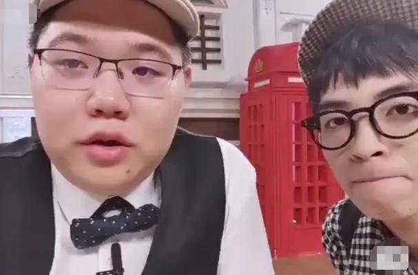 PDD上综艺扮演侦探,全程憋笑,当小马自我介绍时实在忍不住了