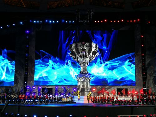 英雄联盟s7鸟巢总决赛结局唱歌的那个女的是谁啊