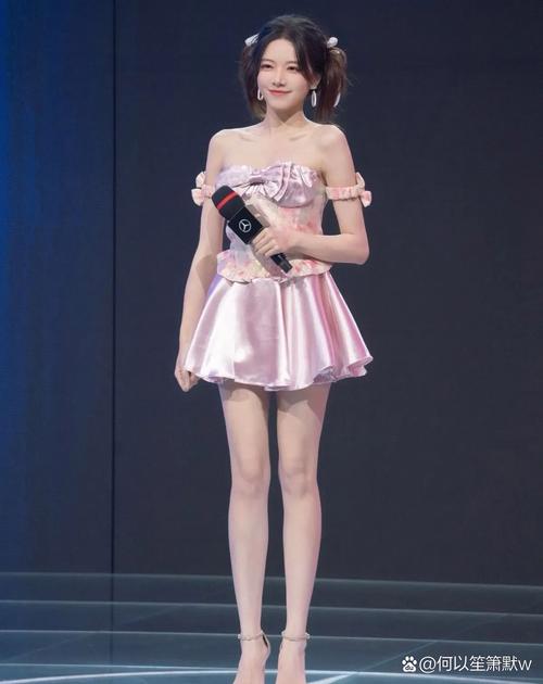 骆歆分享时装周看秀返图:最近左眼一直有点睁不开的样子