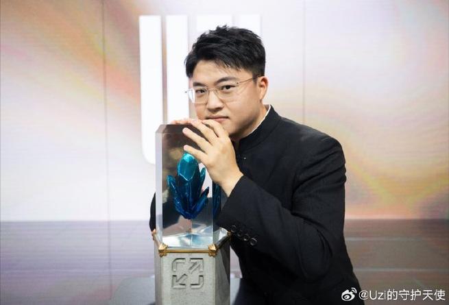 JKL力压UZI登顶打Call榜,粉丝发问:Uzi投票也被压制了吗?