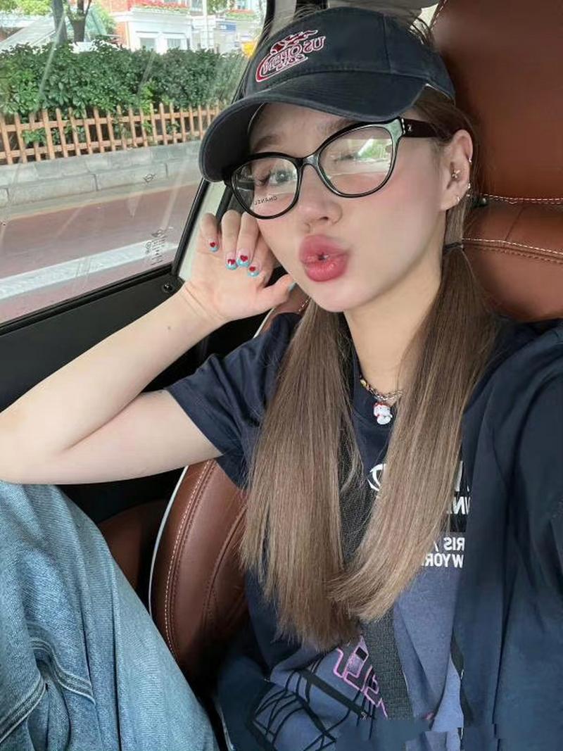 Uzi女友奥咪咪因这张照片怼网友,发文称:在黑我小心你号没了