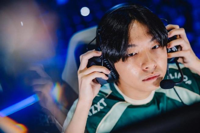 英雄联盟FNC与C9激情互动:记得昨夜那个吻吗