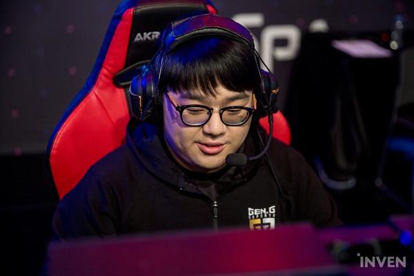 LOLFB战队:荣耀与激情的碰撞