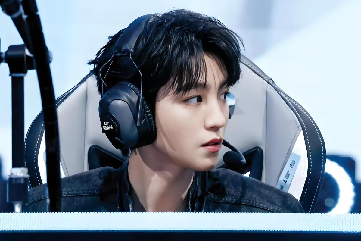 王俊凯参加电竞比赛站哪个位置呢?