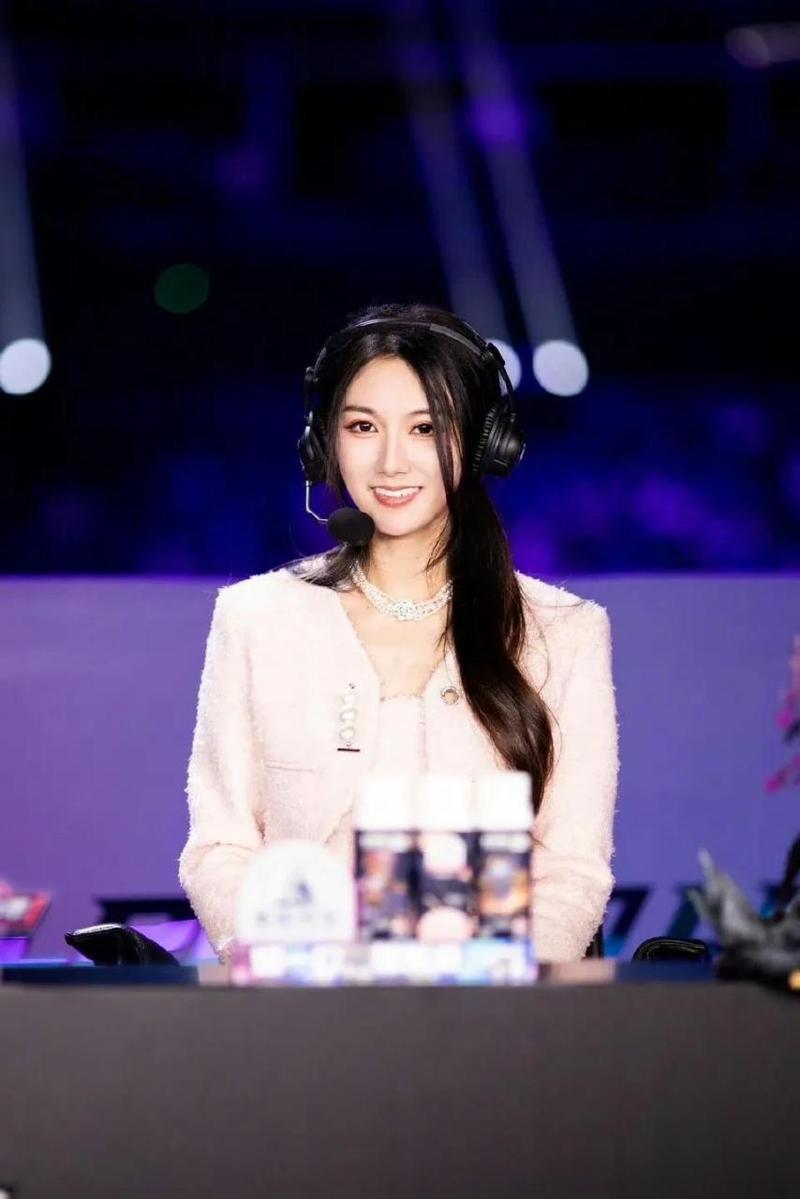 【人物】《英雄联盟》女神小苍成名背后的奋斗故事