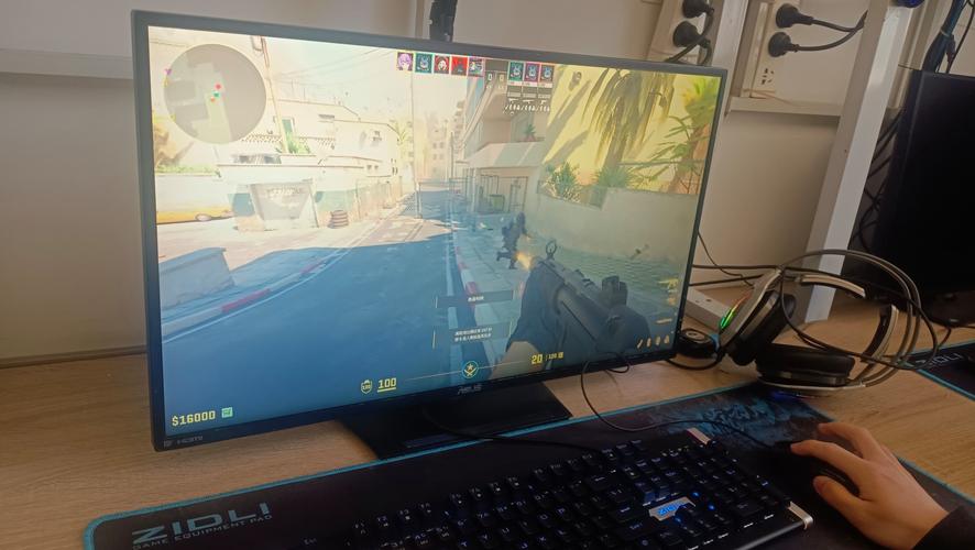 我家的电脑玩LOL时老是自动切换到桌面的,大概每天有一次吧,好郁闷的...