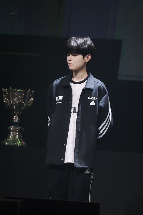 有网友发现张艺兴的公司新增了电竞业务,明星为何都看好电竞业务?_百度...